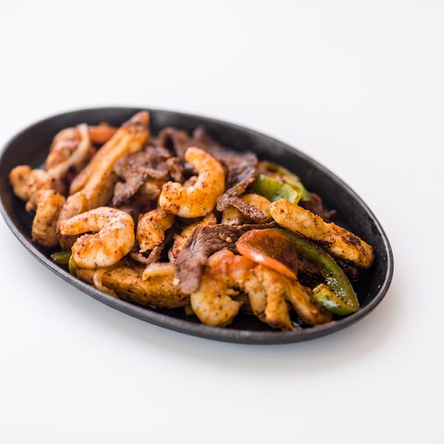 Fajitas Cielo, Mar y Tierra (Sky Surf and Turf Fajitas).